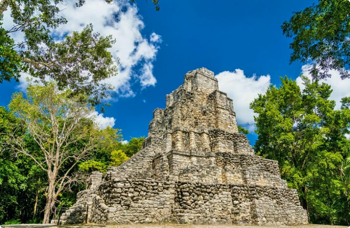 Alte Maya-Pyramide bei Chunyaxché