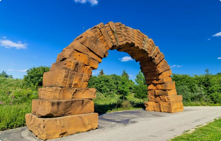 Каменная арка в садах и парке скульптур Фредерика Мейера