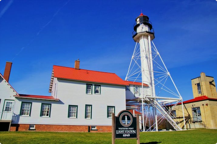 Осветительная башня Уайтфиш-Пойнт рядом с Музеем кораблекрушений Великих озер