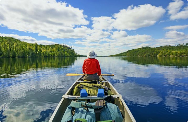 Ein Kanufahrer genießt die Boundary Waters Canoe Area Wilderness