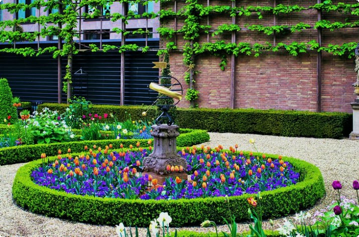 Zonnewijzer in de tuin van het Museum van Willet-Holthuysen