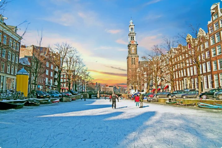Schaatsers op een bevroren gracht in Amsterdam