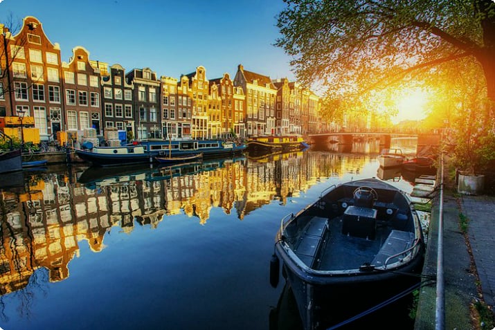 Закат над каналом Амстердама