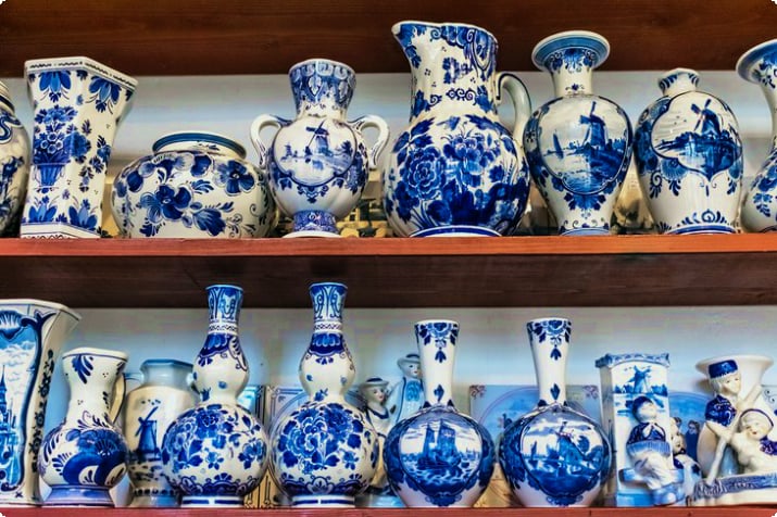 Фарфоровые вазы Royal Delft для продажи в Делфте, Нидерланды