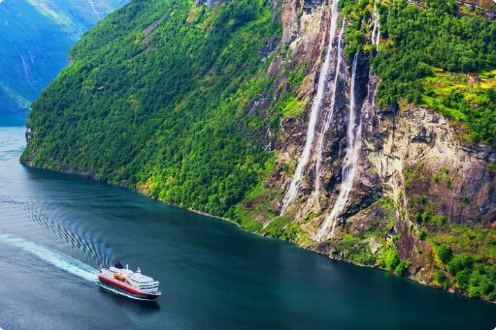 Navio de cruzeiro passando pela cachoeira Seven Sisters no fiorde Sunnylvsfjorden