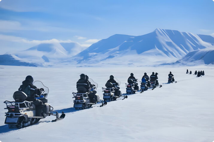 In motoslitta nel circolo polare artico, Norvegia