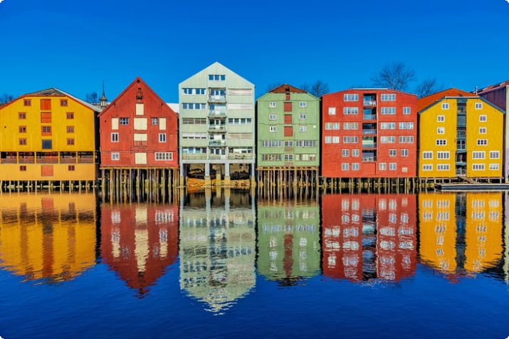 Farverige bygninger ved Nidelv-floden i Trondheim
