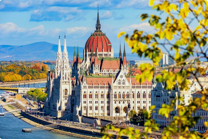 Здание венгерского парламента осенью, Будапешт, Венгрия