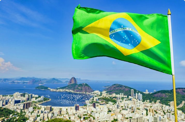Флаг Бразилии развевается над Рио-де-Жанейро