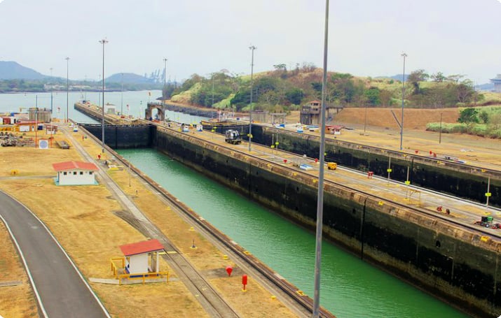 Вид на Панамский канал из туристического центра Мирафлорес