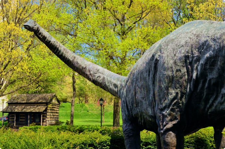 Carnegie Doğa Tarihi Müzesi'nin dışındaki dinozor