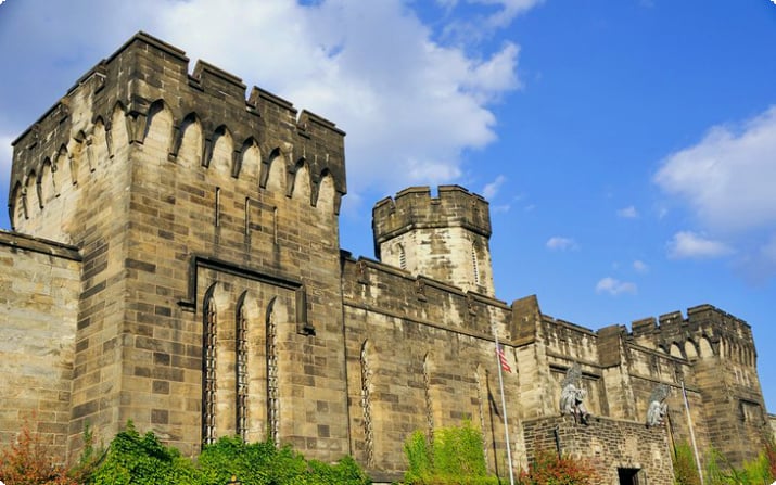 Zewnętrzne ściany historycznego Eastern State Penitentiary w Filadelfii