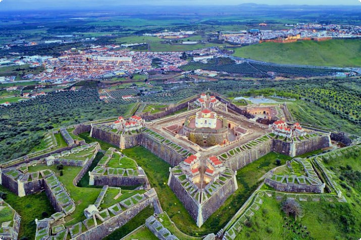 Вид с воздуха на звездообразную крепость в Элваше