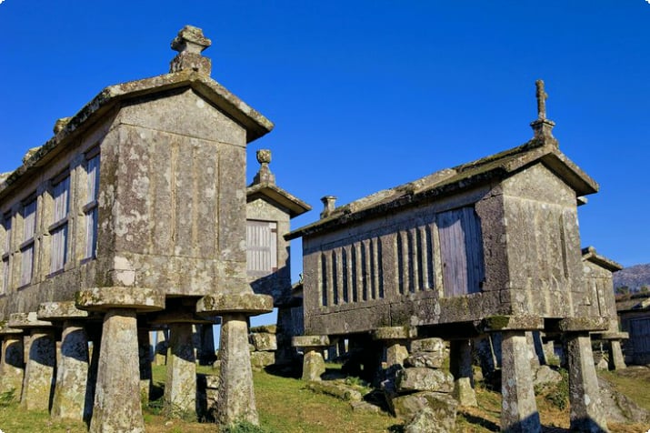 Espigueiros (каменные амбары) в Линдосо