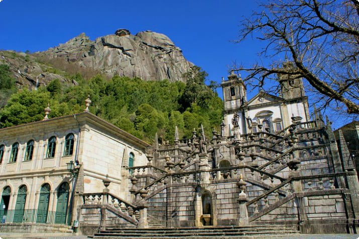 Sanctuário da Nossa Senhora de Peneda и гранитная вершина Peneda