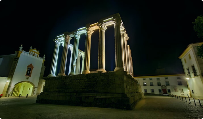 Romeinse tempel 's nachts