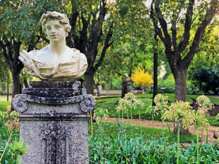 Posąg w ogrodach publicznych Evory