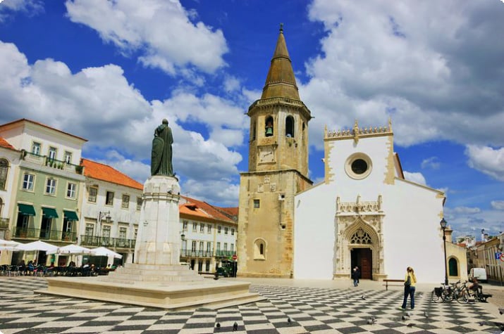 Igreja de Sao Joao Baptista на главной площади Томара