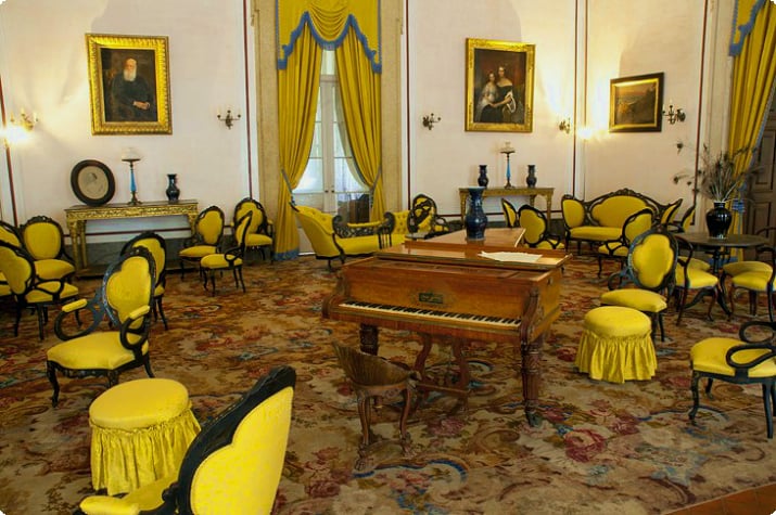 Музыкальная комната или Желтая комната