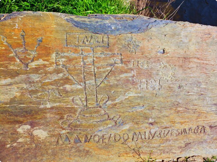 Доисторические резные фигурки в археологическом парке долины Коа