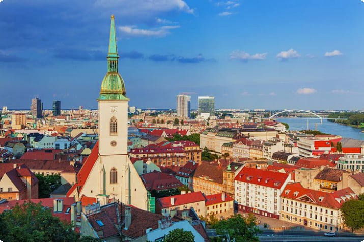 Luftbillede af St. Martin-katedralen og Bratislava