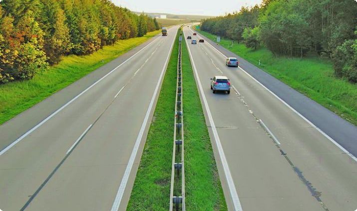 Автомобили едут по чешскому шоссе