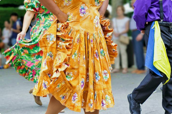Танцоры в традиционных костюмах на фестивале в Пуэрто-Рико