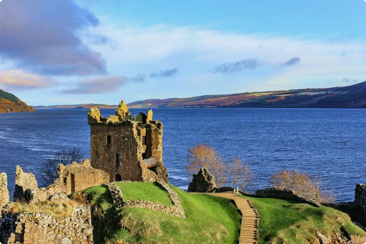 Urquhart Castle med udsigt over Loch Ness om vinteren