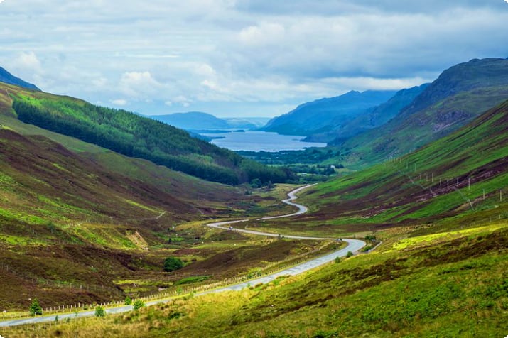 Väg som leder genom Glen Docherty mot Loch Maree
