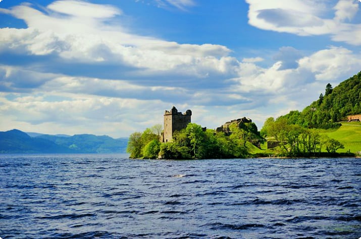 Urqhuart Slot med udsigt over Loch Ness