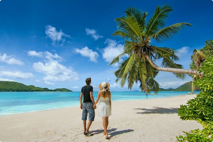 Pariskunta nauttii häämatkastaan Seychelleillä