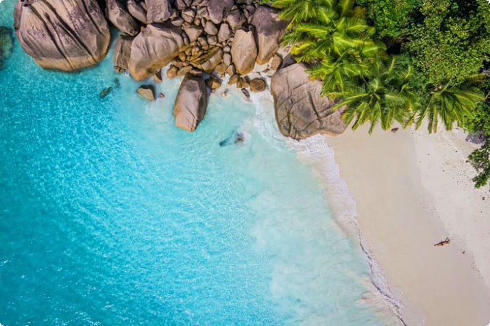 Luftaufnahme eines unberührten Strandes auf den Seychellen