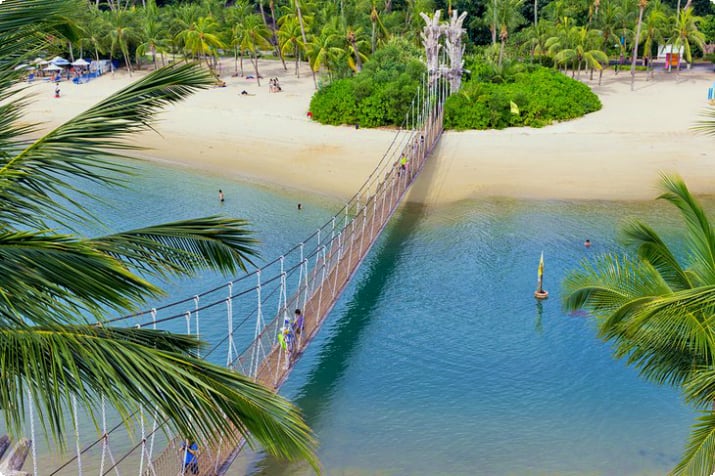 Pont suspendu vers la plage de Palawan, île de Sentosa