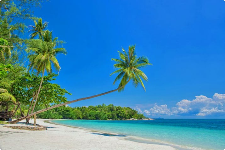 Тропический пляж на острове Бинтан