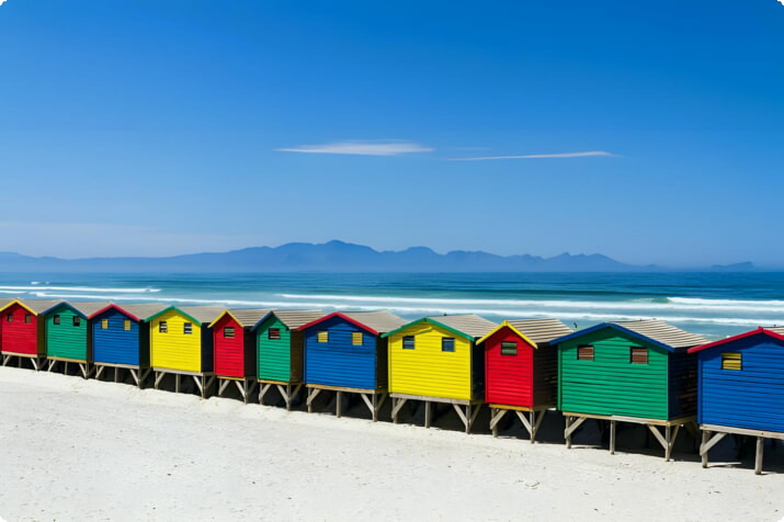 Muizenberg sahilinde renkli plaj kulübeleri
