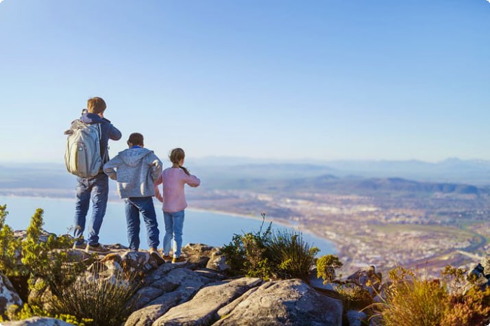 Família desfrutando de belas vistas do topo da Table Mountain