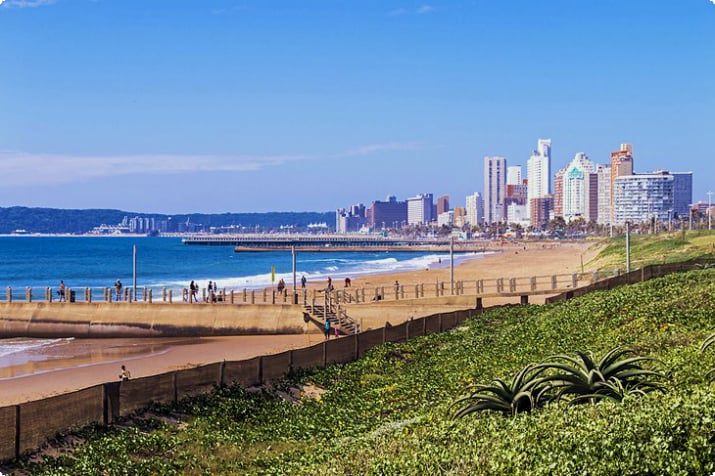 Strand en skyline van Durban