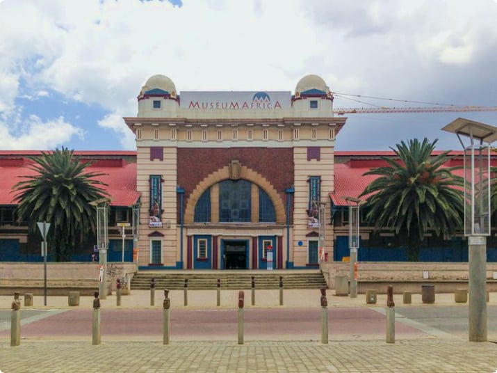 Музей Африки рядом с рыночным театром