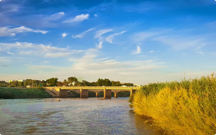 Вид на Оранжевую реку и мост в Апингтоне