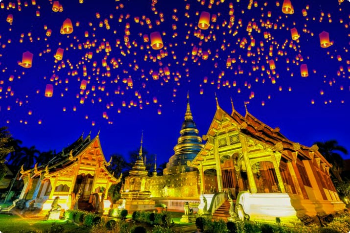 Lanternas flutuantes durante o Festival Yi Peng no Templo Wat Phra Singh, Chiang Mai