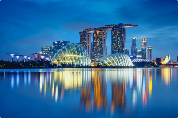 Singapores skyline i skymningen