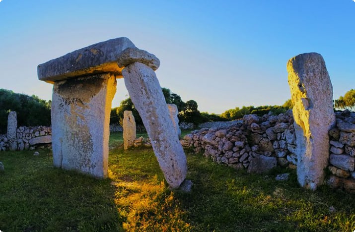 Доисторическое место Талати-де-Дальт (остров Менорка)