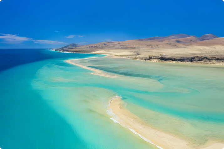 Fuerteventura'daki Sotavento Plajı'nın havadan görünümü