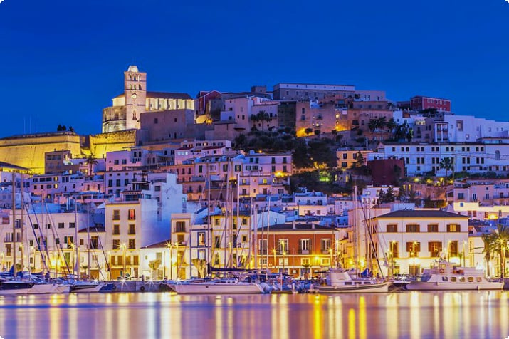 Ibiza stad bij nacht