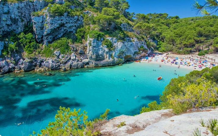 Menorca'daki Güzel Cala Macarelleta Plajı