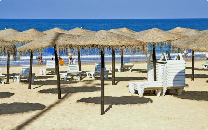 Пляжные зонтики в Чипионе