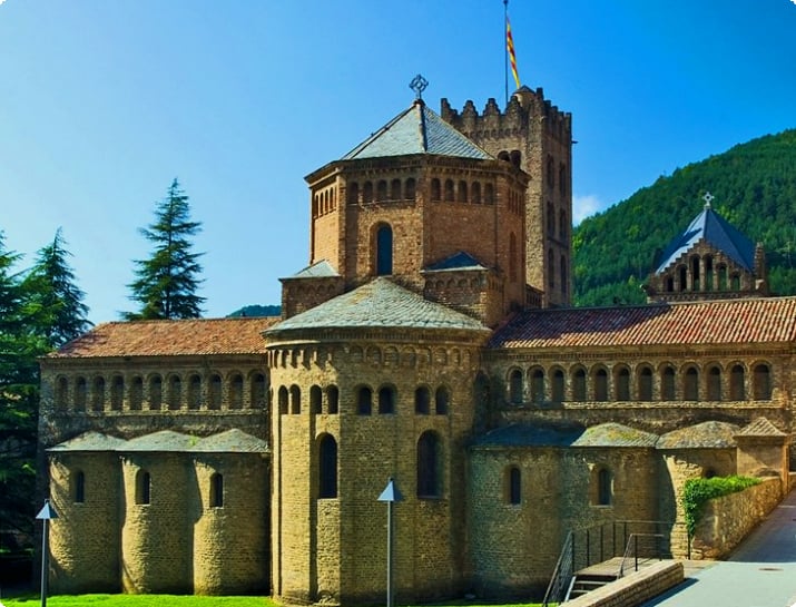 Романский монастырь Санта-Мария-де-Риполь