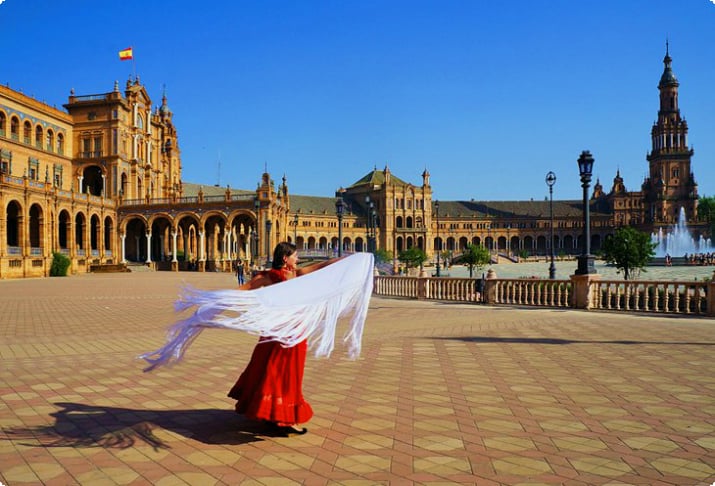 Sevilla'daki Plaza de Espana'da flamenko dansçısı
