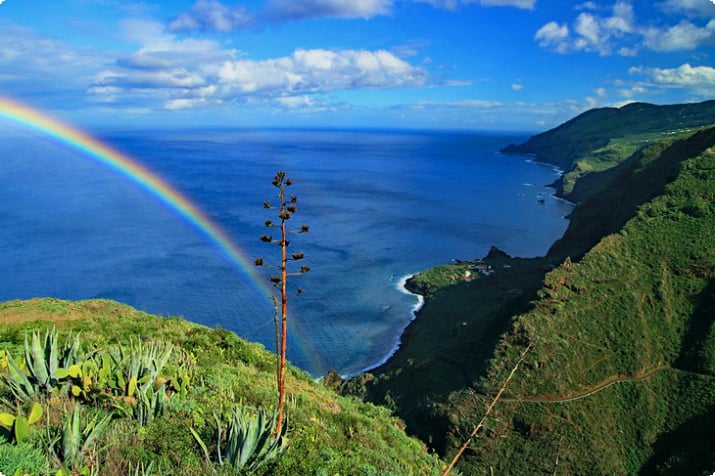 ラ・パルマ島の海岸にかかる虹