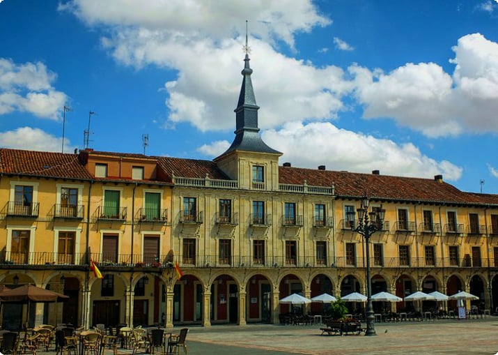 Plaza Mayor: León's Main Town Square